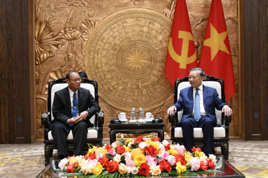 Lao Party Official Meets Vietnamese General Secretary and President in Hanoi